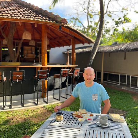 Hotel Pineapple Surf Ahangama Esterno foto