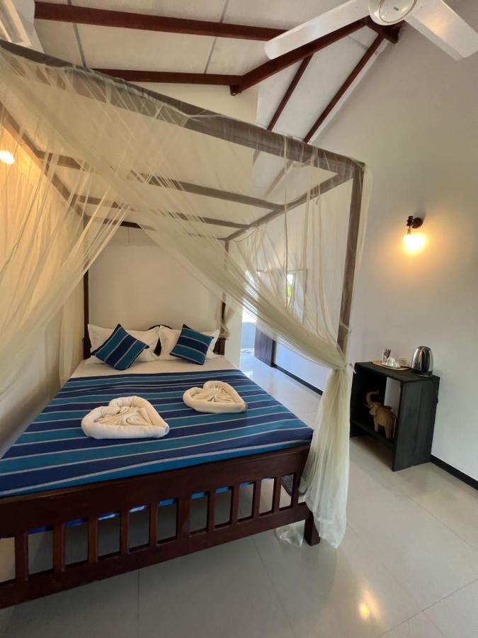Hotel Pineapple Surf Ahangama Esterno foto