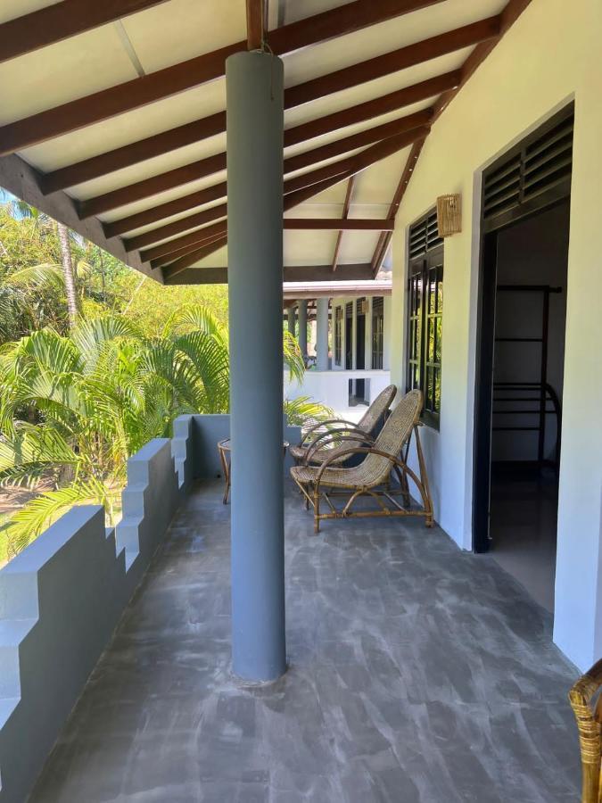 Hotel Pineapple Surf Ahangama Esterno foto