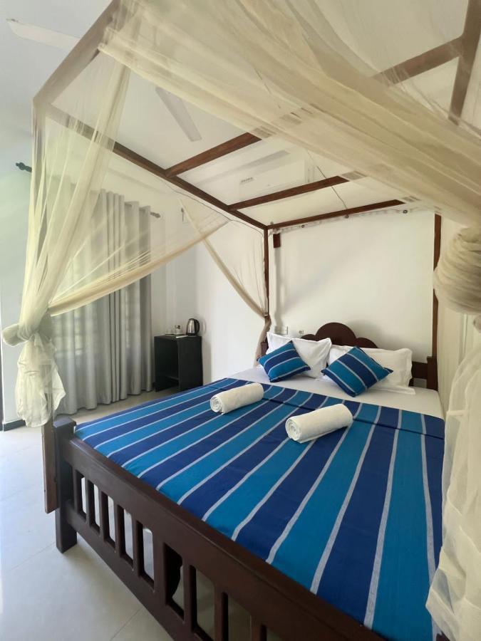 Hotel Pineapple Surf Ahangama Esterno foto