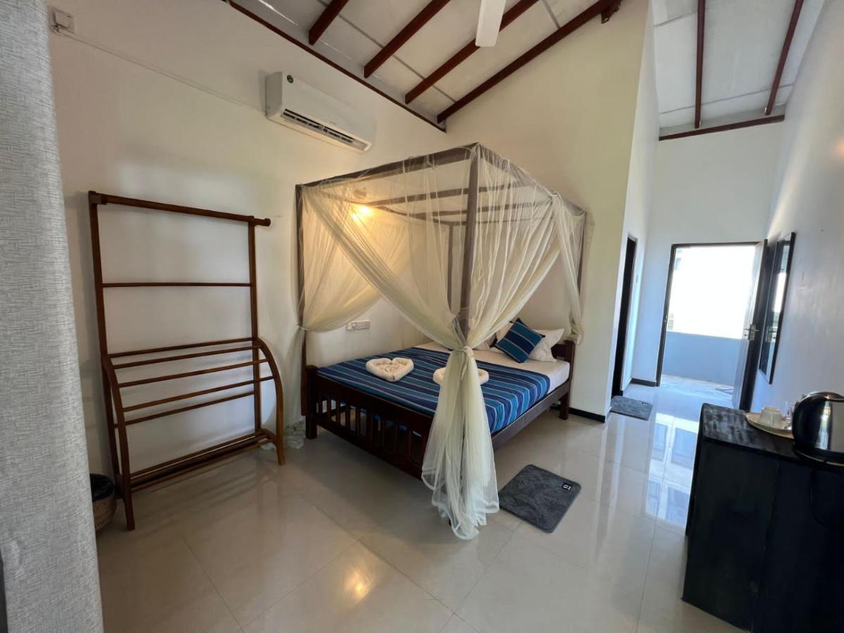 Hotel Pineapple Surf Ahangama Esterno foto