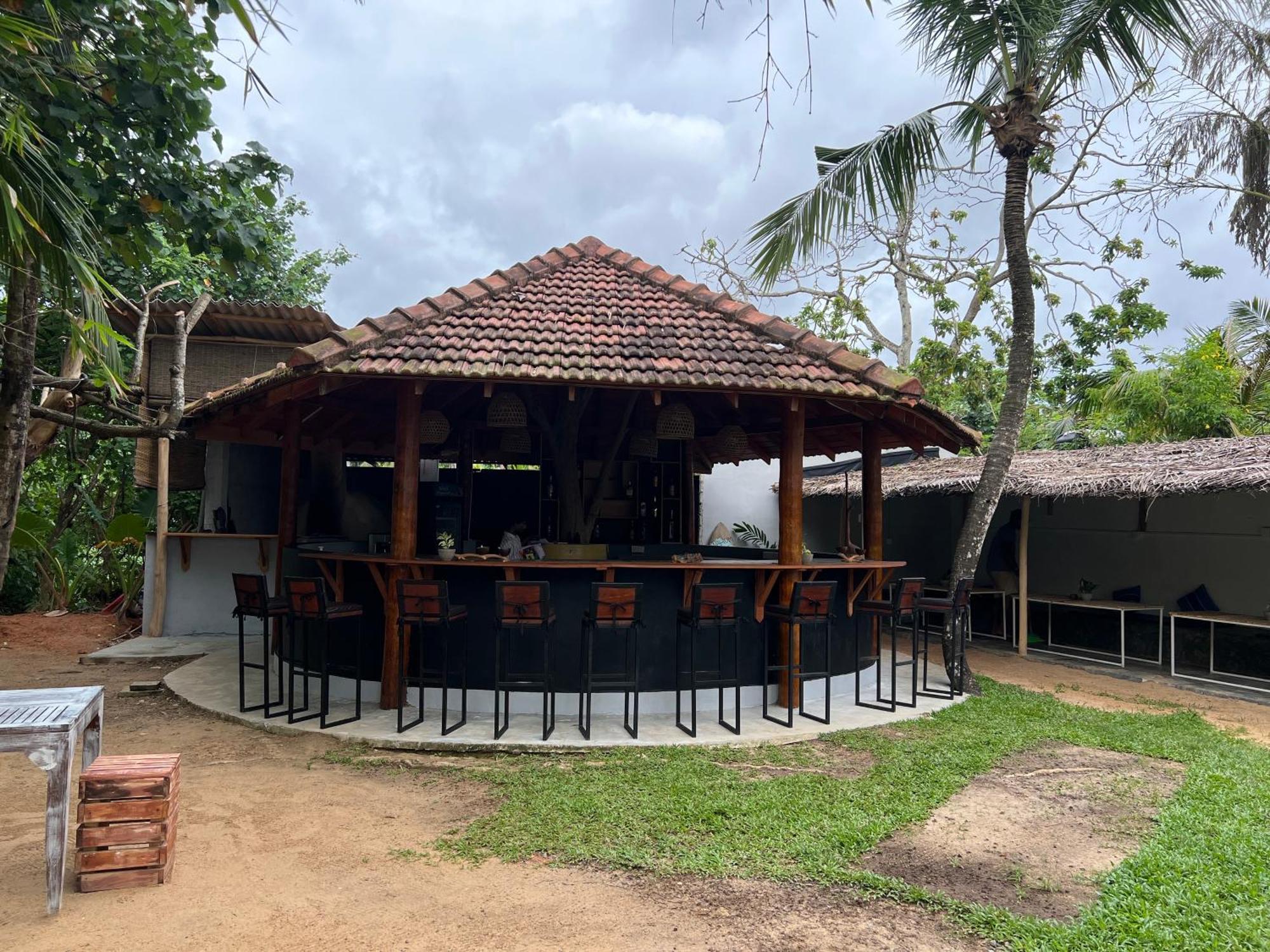 Hotel Pineapple Surf Ahangama Esterno foto