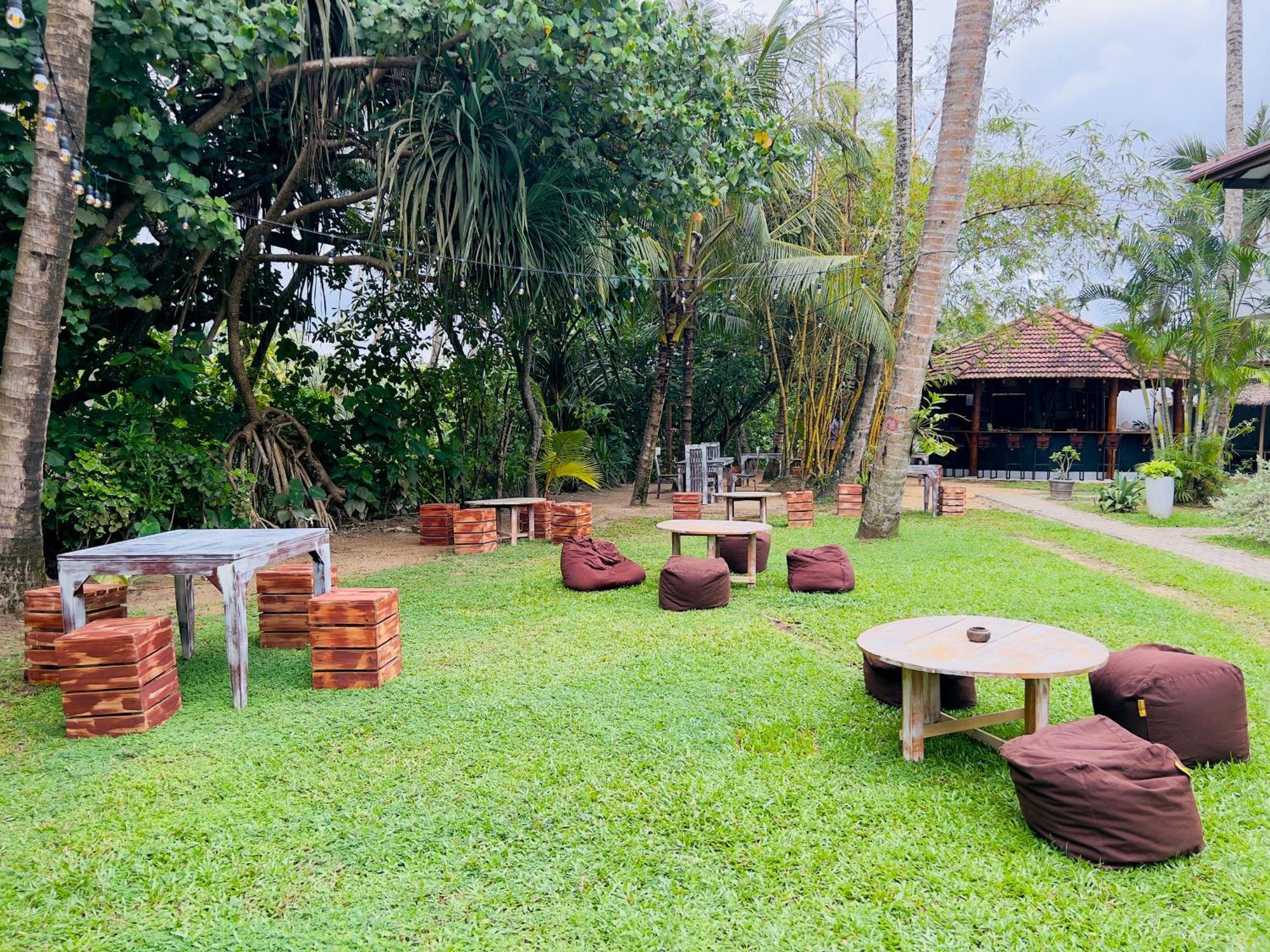Hotel Pineapple Surf Ahangama Esterno foto