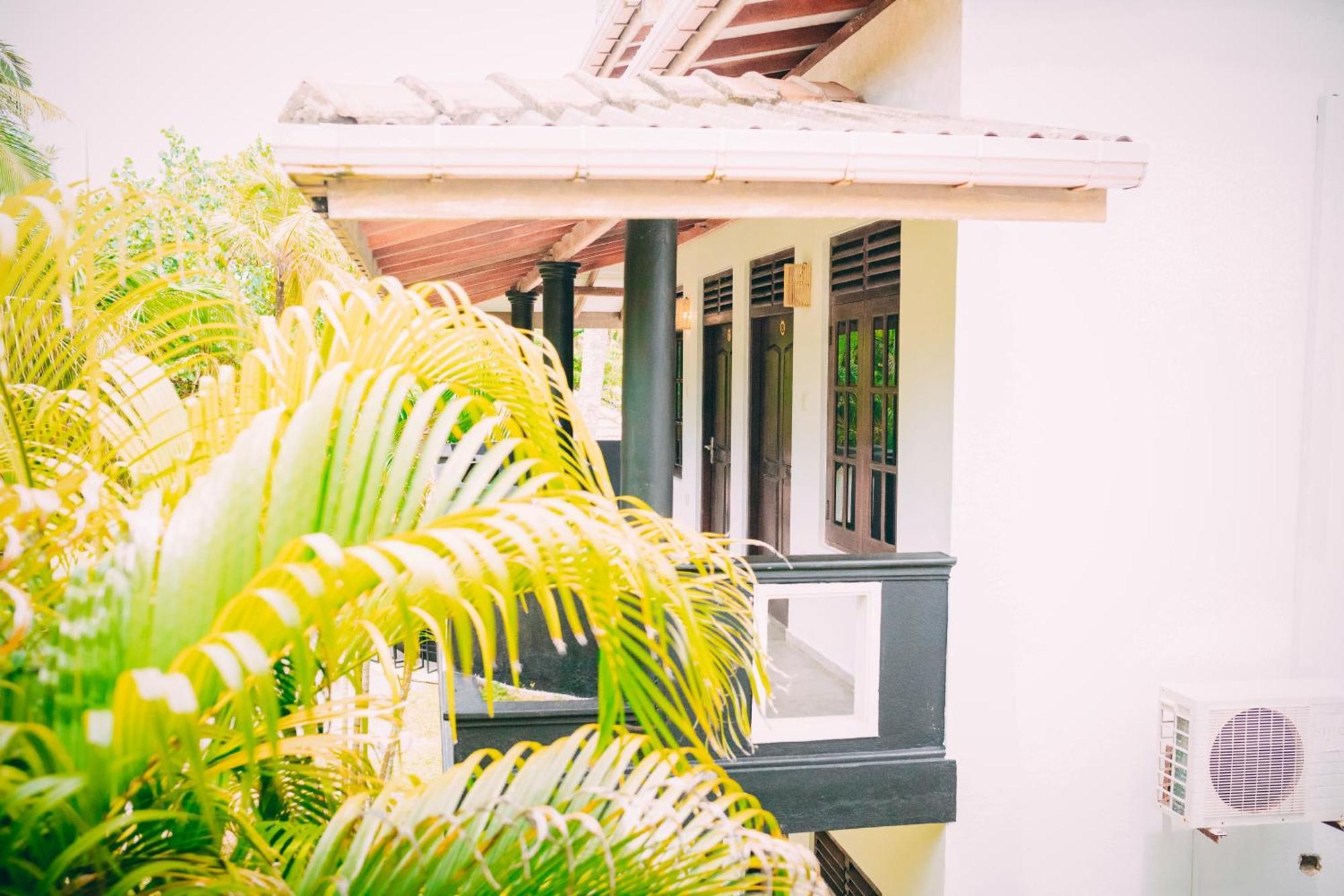 Hotel Pineapple Surf Ahangama Esterno foto